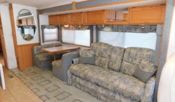 2004 Winnebago Adventurer 33V full