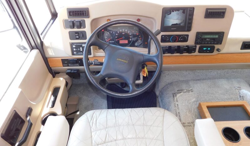 2004 Winnebago Adventurer 33V full