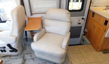 2004 Winnebago Adventurer 33V full