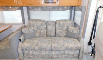 2004 Winnebago Adventurer 33V full