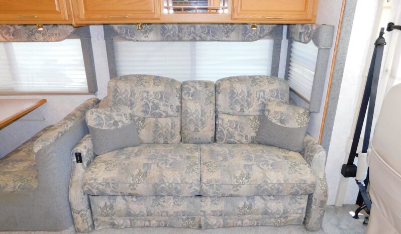 2004 Winnebago Adventurer 33V full