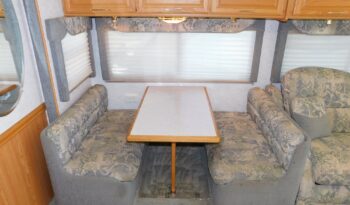 2004 Winnebago Adventurer 33V full