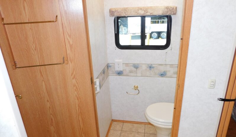 2004 Winnebago Adventurer 33V full