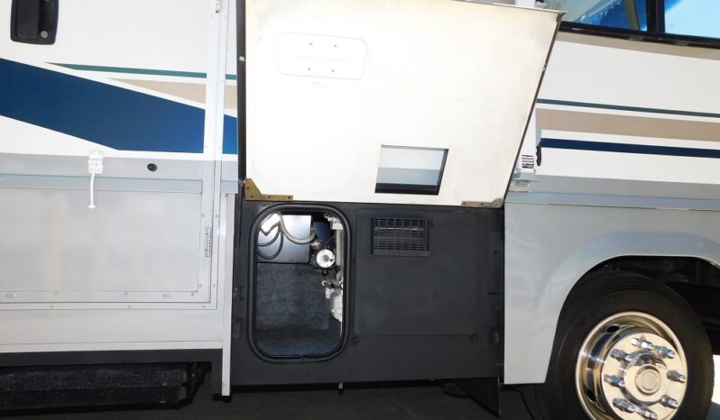 2004 Winnebago Adventurer 33V full